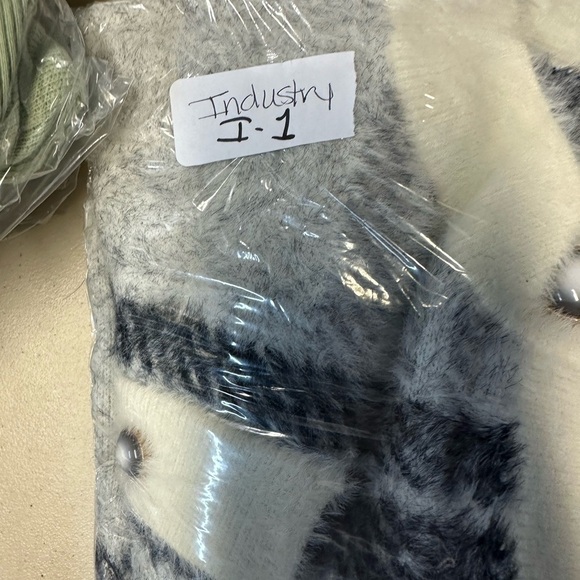 INDUSTRY CLASSIC soft pearl button clueless woman sophisticated cardigan. SM - Picture 12 of 13